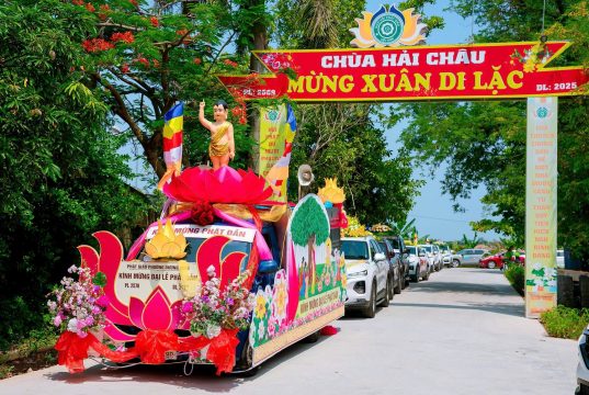 Hải Phòng: PG phường Dương Kinh hân hoan rước Phật, diễu hành xe hoa kính mừng Phật đản PL. 2570 tại chùa Hải Châu