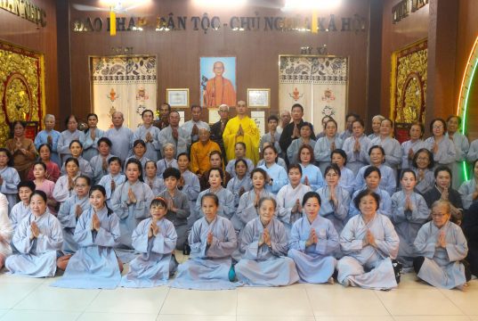Trưởng lão Hòa thượng Thích Minh Thông thuyết giảng tại khóa tu Niệm Phật chùa Linh Bửu