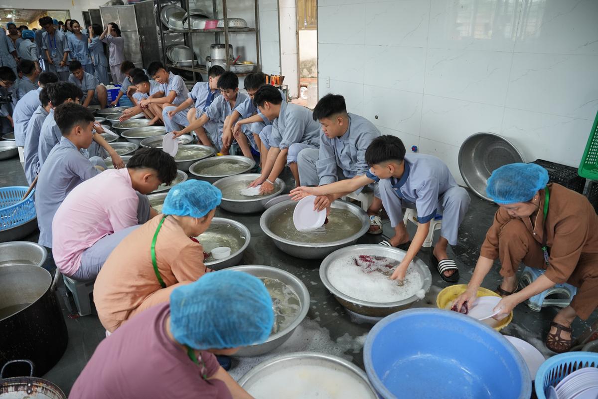 Ngày thứ hai Khóa sinh hoạt Phật pháp mùa hè chùa Bằng: Học lắng nghe để hiểu, quay về để thương插图66