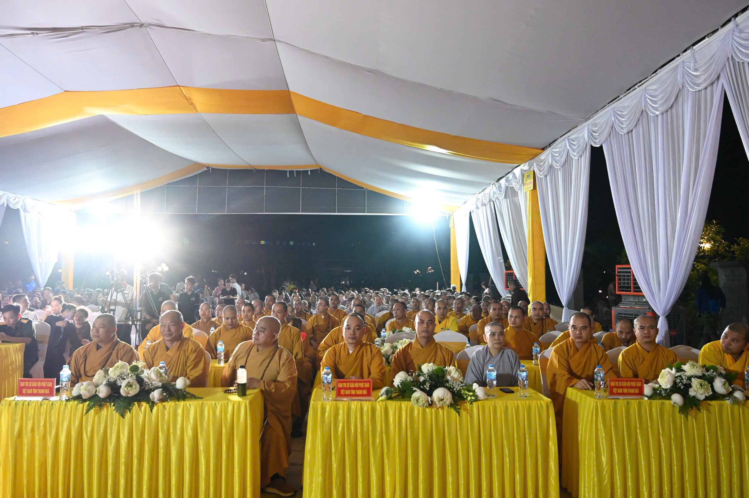 Thanh Hóa: Trang nghiêm lễ cầu siêu, thắp nến tri ân các Anh hùng Liệt sĩ tại Nghĩa trang Hàm Rồng插图2
