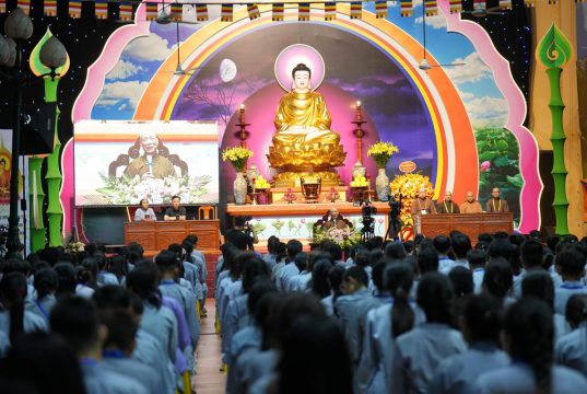 “Biết ơn và Xin lỗi” – Đêm lắng tâm gieo hạt giống hiếu kính tại Khóa Sinh hoạt Phật pháp mùa hè chùa Bằng
