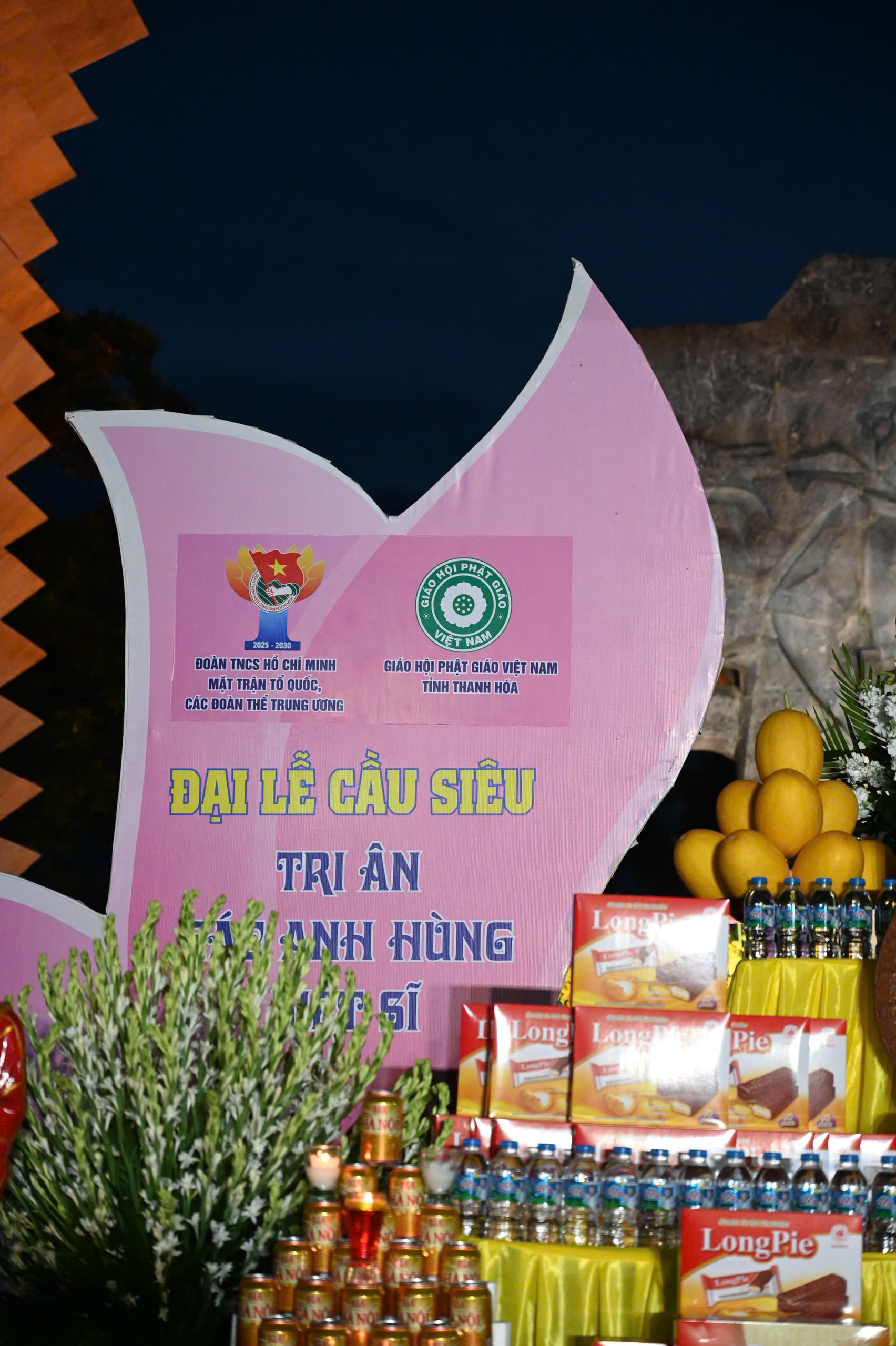 Thanh Hóa: Trang nghiêm lễ cầu siêu, thắp nến tri ân các Anh hùng Liệt sĩ tại Nghĩa trang Hàm Rồng插图18