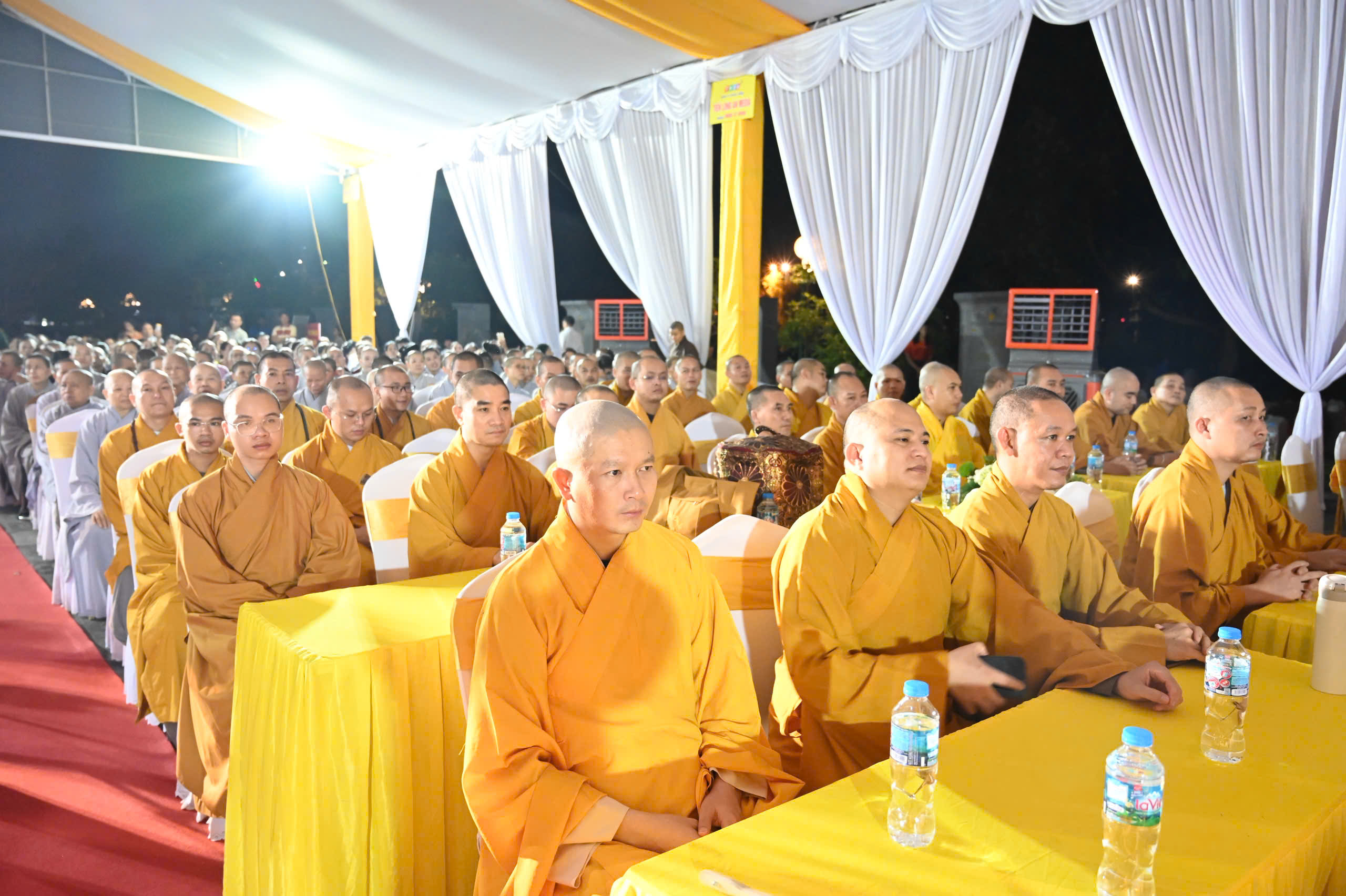 Thanh Hóa: Trang nghiêm lễ cầu siêu, thắp nến tri ân các Anh hùng Liệt sĩ tại Nghĩa trang Hàm Rồng插图19