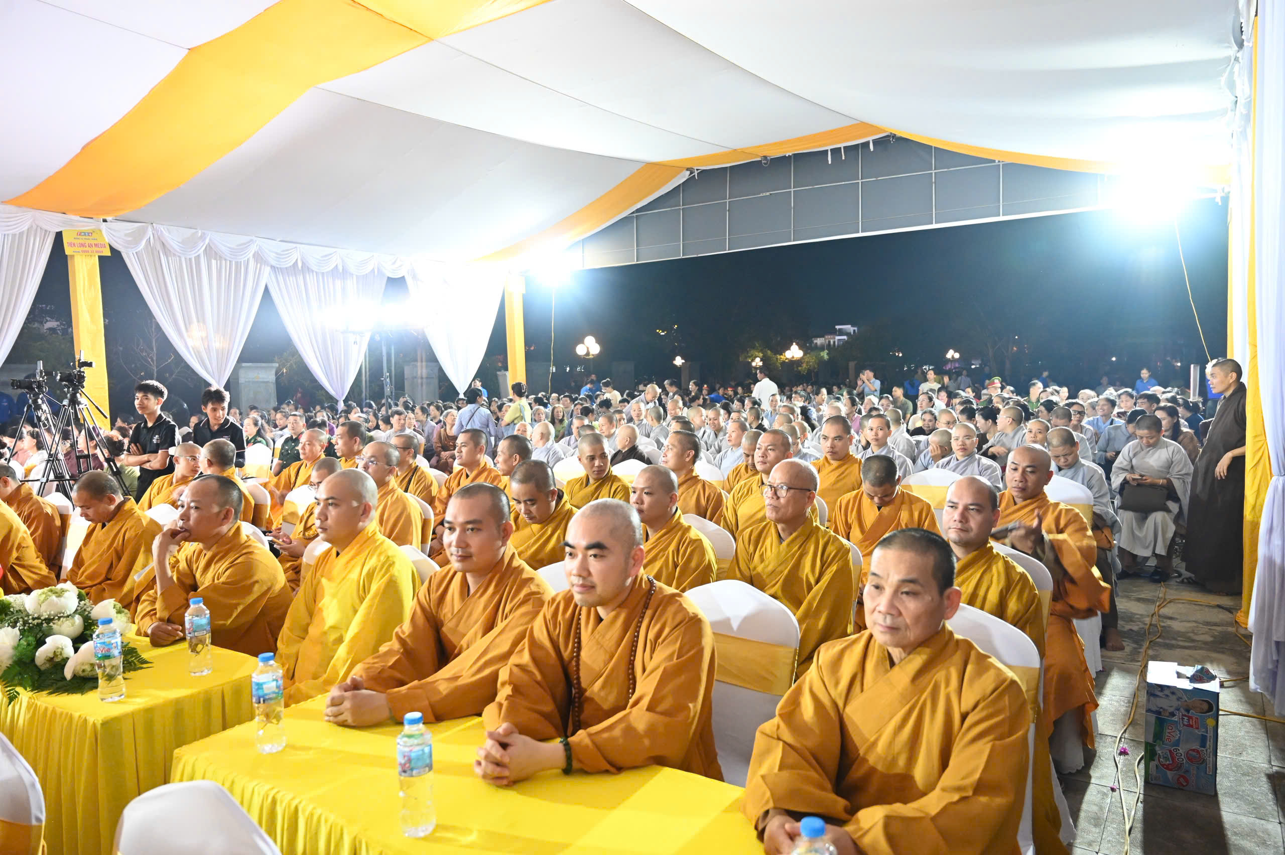 Thanh Hóa: Trang nghiêm lễ cầu siêu, thắp nến tri ân các Anh hùng Liệt sĩ tại Nghĩa trang Hàm Rồng插图3
