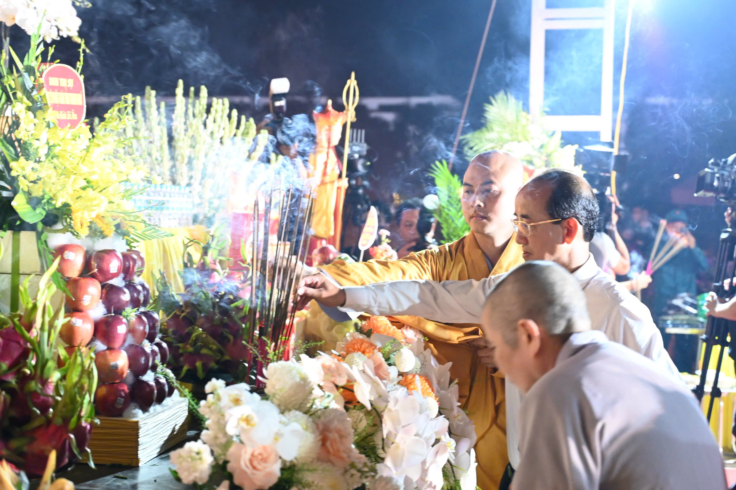 Thanh Hóa: Trang nghiêm lễ cầu siêu, thắp nến tri ân các Anh hùng Liệt sĩ tại Nghĩa trang Hàm Rồng插图22