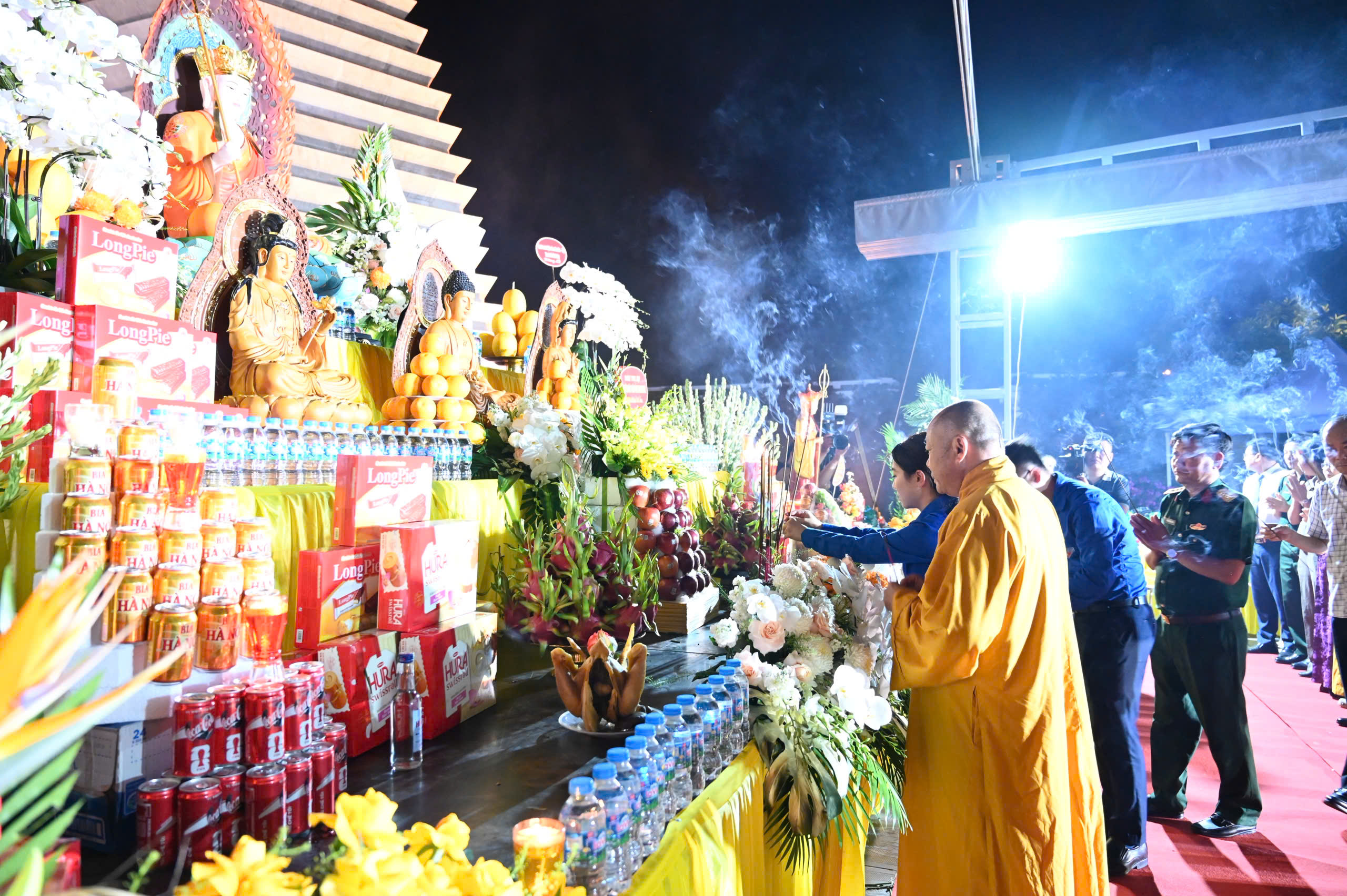 Thanh Hóa: Trang nghiêm lễ cầu siêu, thắp nến tri ân các Anh hùng Liệt sĩ tại Nghĩa trang Hàm Rồng插图23