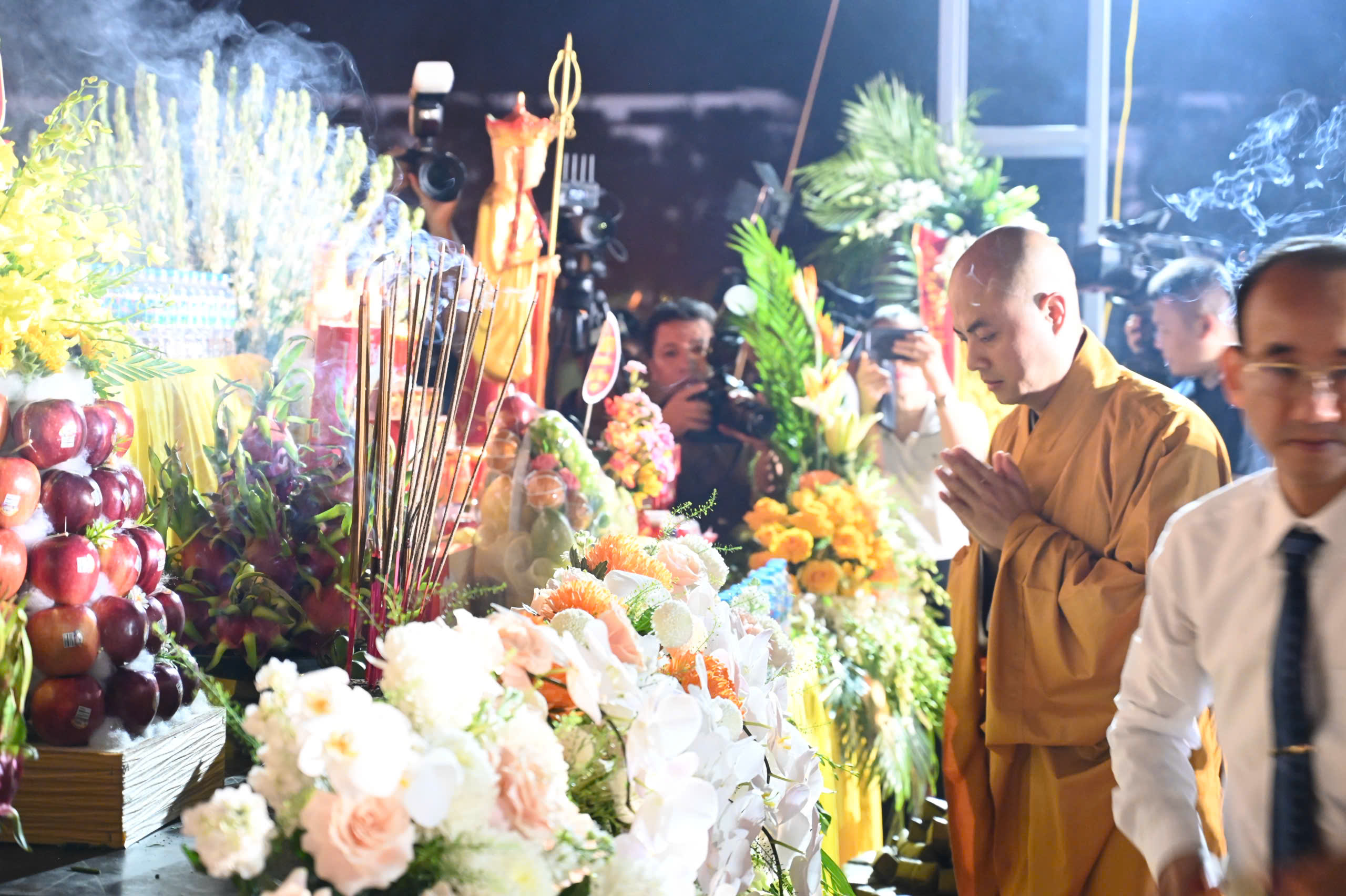 Thanh Hóa: Trang nghiêm lễ cầu siêu, thắp nến tri ân các Anh hùng Liệt sĩ tại Nghĩa trang Hàm Rồng插图7