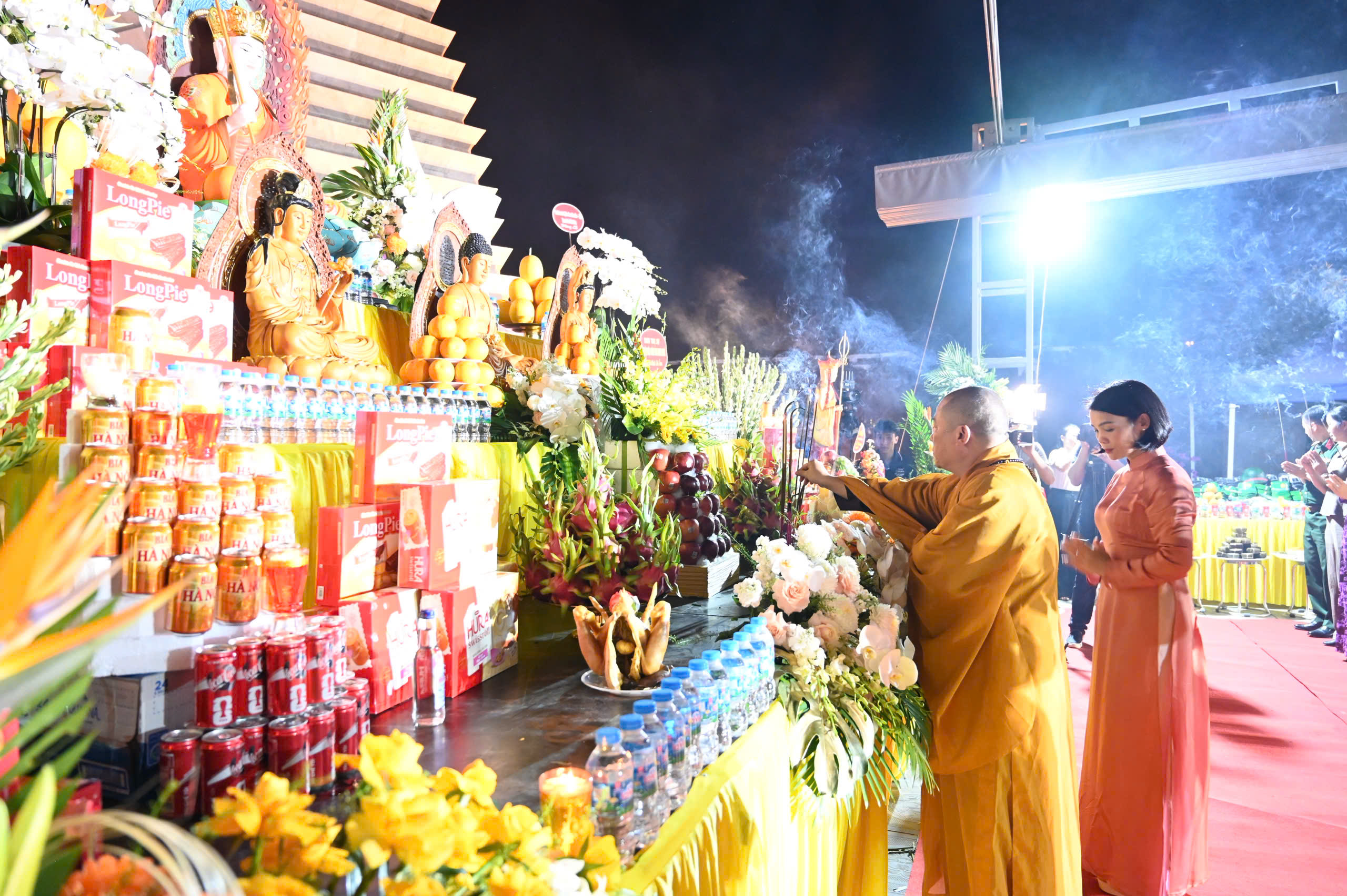 Thanh Hóa: Trang nghiêm lễ cầu siêu, thắp nến tri ân các Anh hùng Liệt sĩ tại Nghĩa trang Hàm Rồng插图6