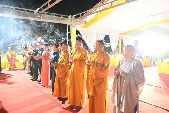 Thanh Hóa: Trang nghiêm lễ cầu siêu, thắp nến tri ân các Anh hùng Liệt sĩ tại Nghĩa trang Hàm Rồng
