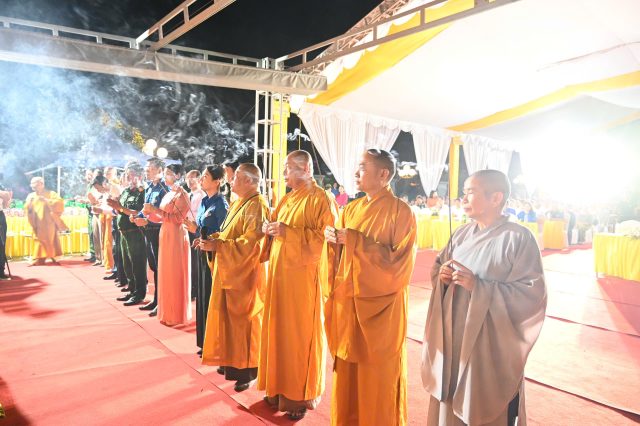 Thanh Hóa: Trang nghiêm lễ cầu siêu, thắp nến tri ân các Anh hùng Liệt sĩ tại Nghĩa trang Hàm Rồng插图