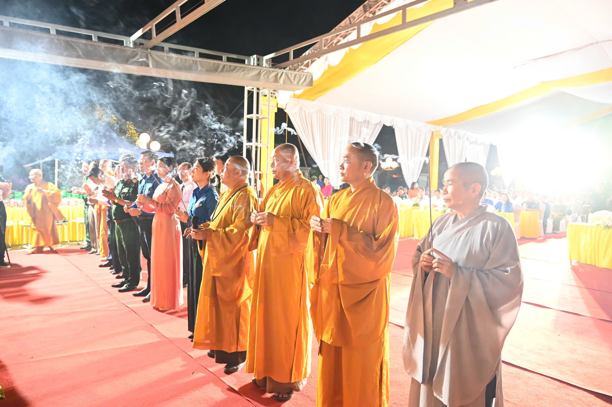 Thanh Hóa: Trang nghiêm lễ cầu siêu, thắp nến tri ân các Anh hùng Liệt sĩ tại Nghĩa trang Hàm Rồng插图5