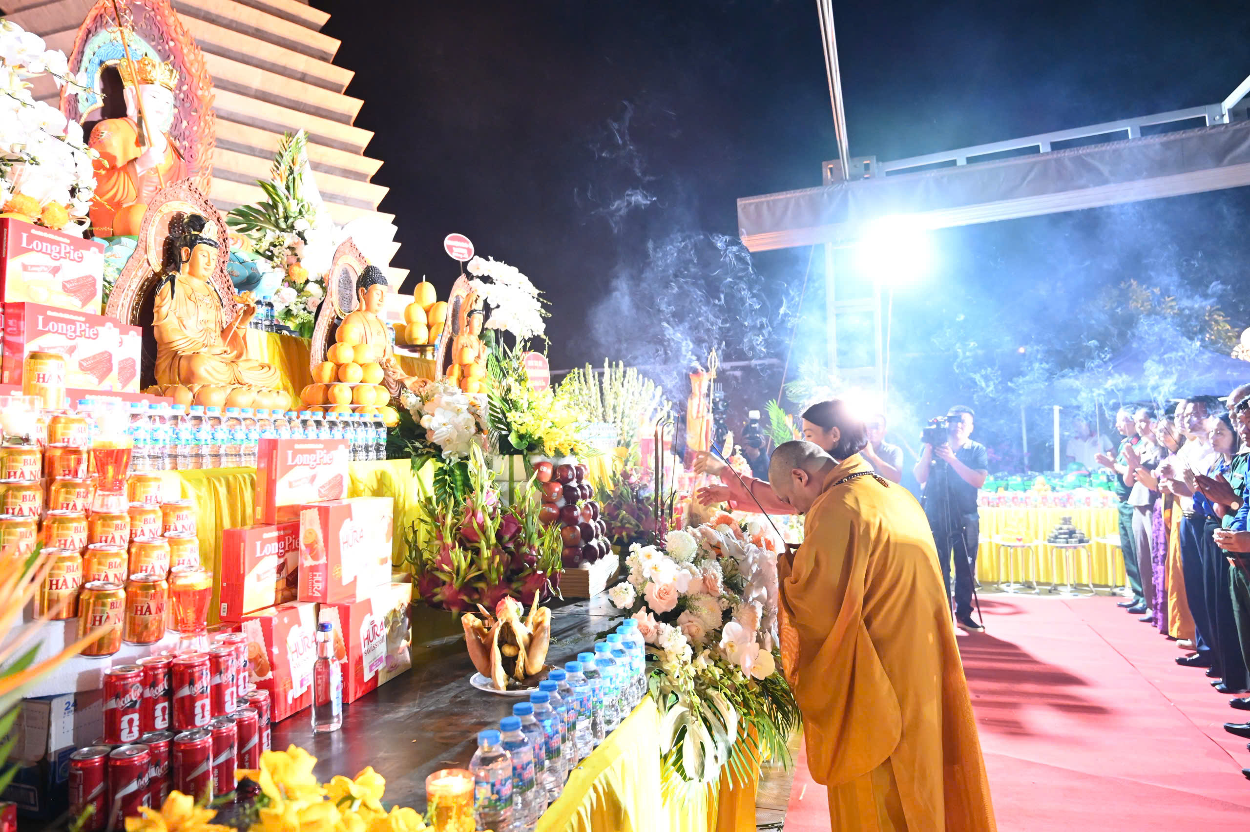 Thanh Hóa: Trang nghiêm lễ cầu siêu, thắp nến tri ân các Anh hùng Liệt sĩ tại Nghĩa trang Hàm Rồng插图25