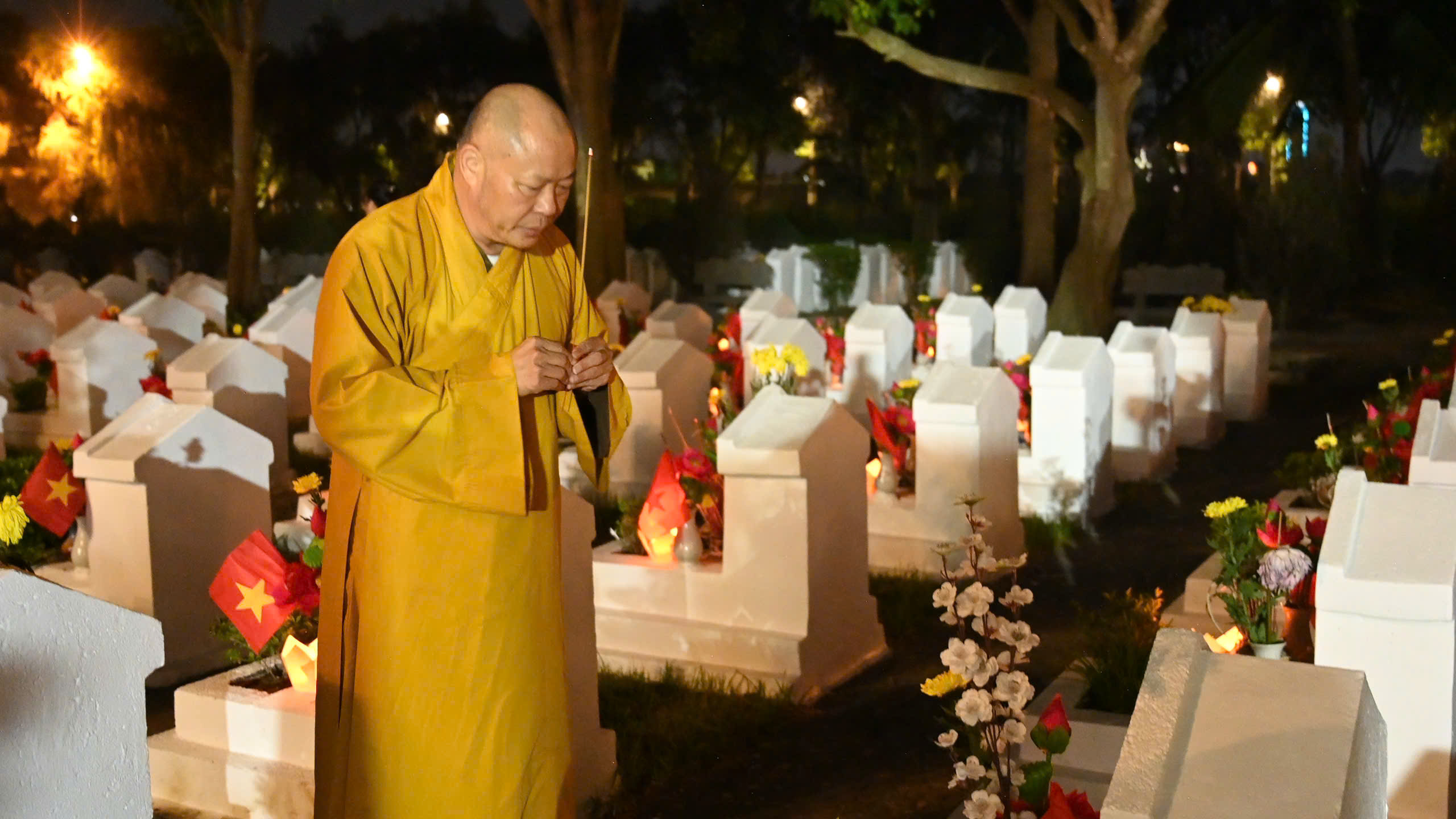 Thanh Hóa: Trang nghiêm lễ cầu siêu, thắp nến tri ân các Anh hùng Liệt sĩ tại Nghĩa trang Hàm Rồng插图26