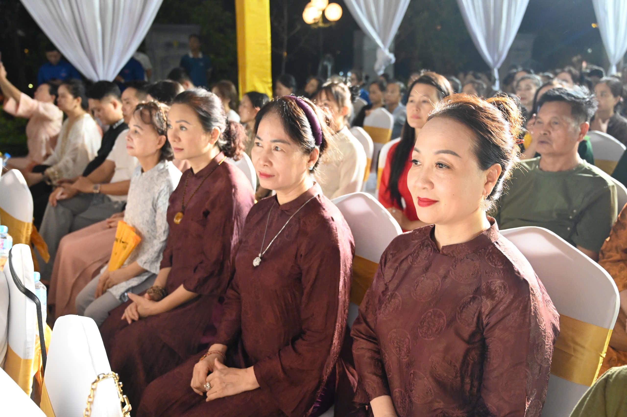 Thanh Hóa: Trang nghiêm lễ cầu siêu, thắp nến tri ân các Anh hùng Liệt sĩ tại Nghĩa trang Hàm Rồng插图15