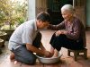 Cha mẹ già và nỗi sợ làm phiền con — nghe từ phía người già