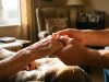 Chăm cha mẹ sa sút trí tuệ — khi người sinh ra ta không còn nhận ra ta nữa