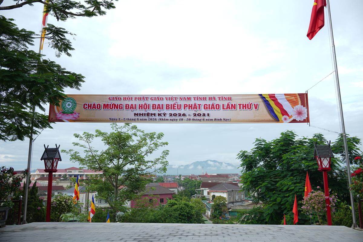 Hà Tĩnh: Chư Tôn đức Ban Trị sự GHPGVN tỉnh dâng hương bạch Phật, bạch Tổ và tri ân các anh hùng liệt sĩ trước thềm Đại hội đại biểu Phật giáo tỉnh lần thứ V插图1
