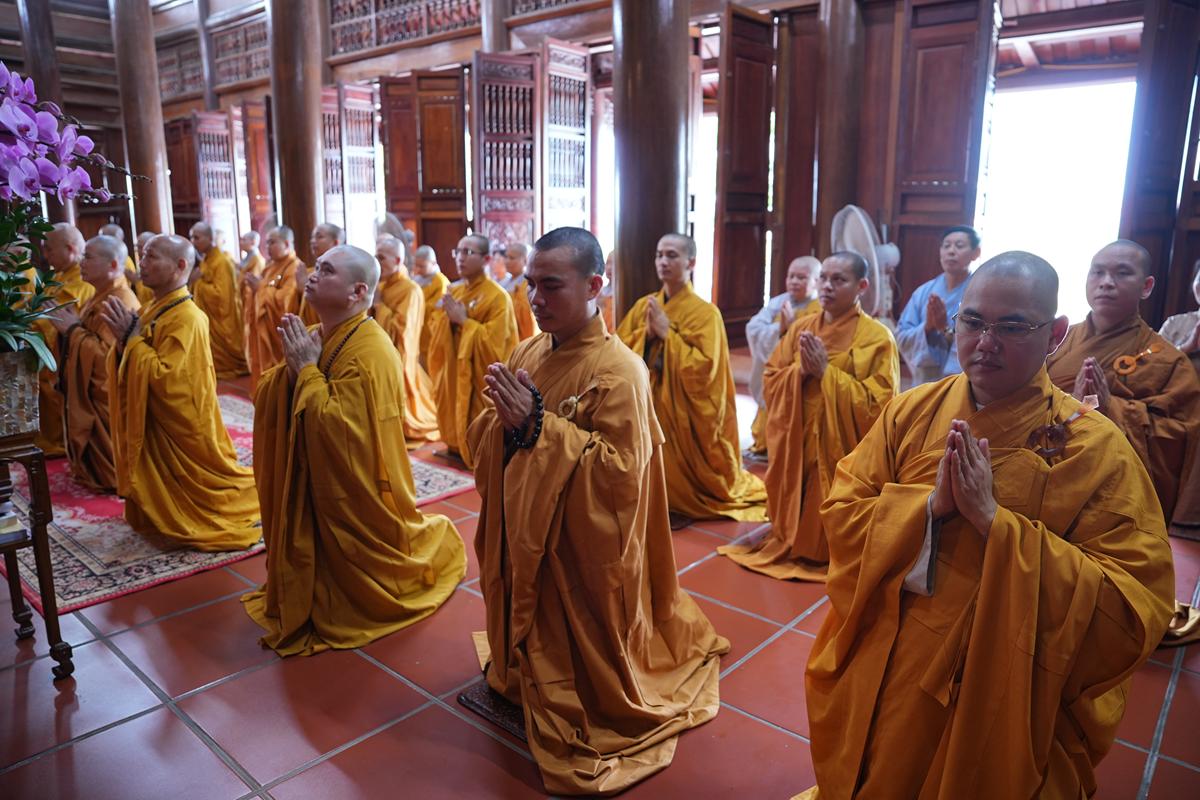 Hà Tĩnh: Chư Tôn đức Ban Trị sự GHPGVN tỉnh dâng hương bạch Phật, bạch Tổ và tri ân các anh hùng liệt sĩ trước thềm Đại hội đại biểu Phật giáo tỉnh lần thứ V插图15