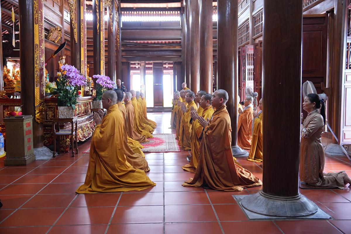 Hà Tĩnh: Chư Tôn đức Ban Trị sự GHPGVN tỉnh dâng hương bạch Phật, bạch Tổ và tri ân các anh hùng liệt sĩ trước thềm Đại hội đại biểu Phật giáo tỉnh lần thứ V插图16