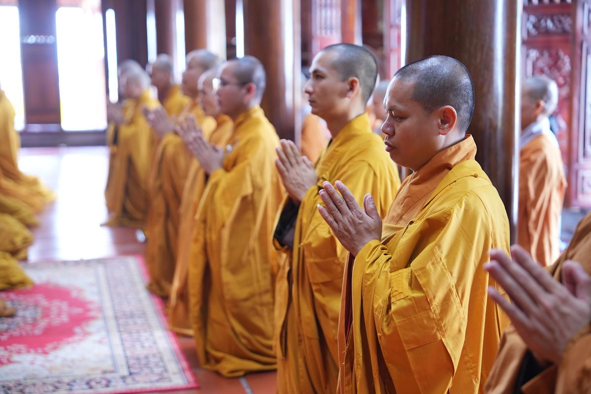 Hà Tĩnh: Chư Tôn đức Ban Trị sự GHPGVN tỉnh dâng hương bạch Phật, bạch Tổ và tri ân các anh hùng liệt sĩ trước thềm Đại hội đại biểu Phật giáo tỉnh lần thứ V插图17