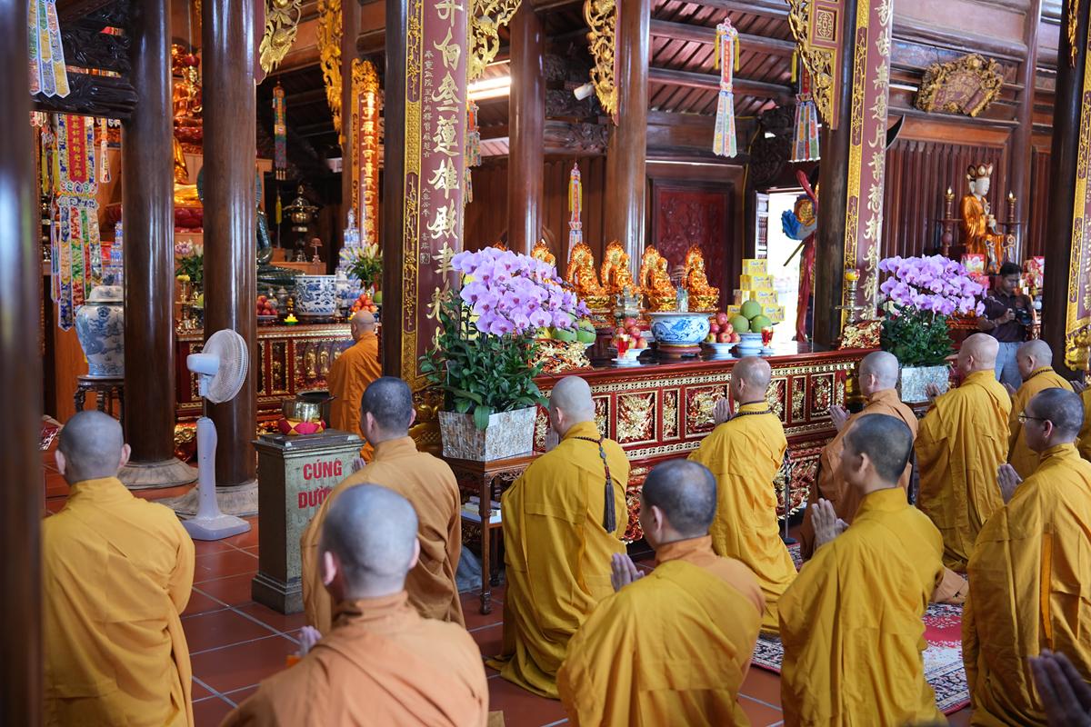 Hà Tĩnh: Chư Tôn đức Ban Trị sự GHPGVN tỉnh dâng hương bạch Phật, bạch Tổ và tri ân các anh hùng liệt sĩ trước thềm Đại hội đại biểu Phật giáo tỉnh lần thứ V插图18