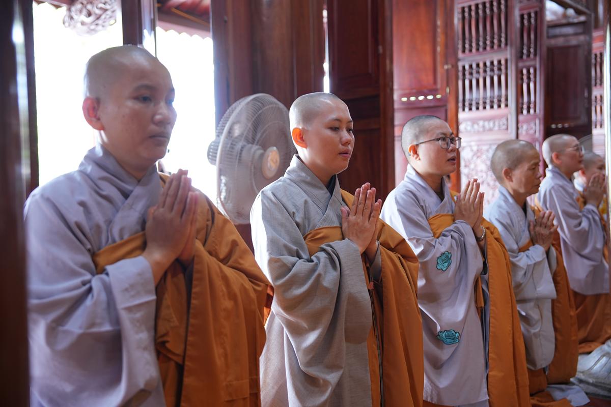 Hà Tĩnh: Chư Tôn đức Ban Trị sự GHPGVN tỉnh dâng hương bạch Phật, bạch Tổ và tri ân các anh hùng liệt sĩ trước thềm Đại hội đại biểu Phật giáo tỉnh lần thứ V插图21