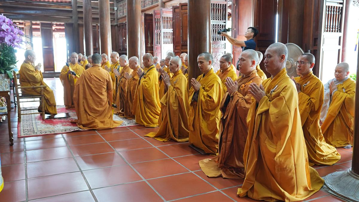 Hà Tĩnh: Chư Tôn đức Ban Trị sự GHPGVN tỉnh dâng hương bạch Phật, bạch Tổ và tri ân các anh hùng liệt sĩ trước thềm Đại hội đại biểu Phật giáo tỉnh lần thứ V插图25