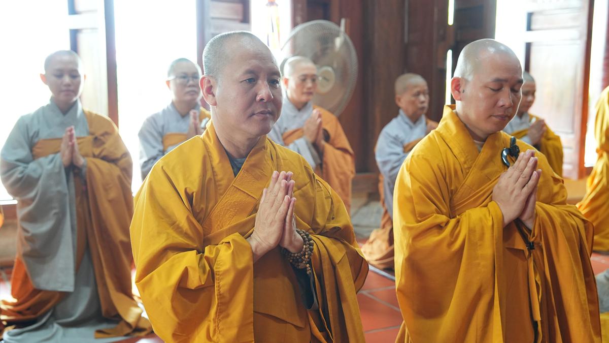 Hà Tĩnh: Chư Tôn đức Ban Trị sự GHPGVN tỉnh dâng hương bạch Phật, bạch Tổ và tri ân các anh hùng liệt sĩ trước thềm Đại hội đại biểu Phật giáo tỉnh lần thứ V插图28