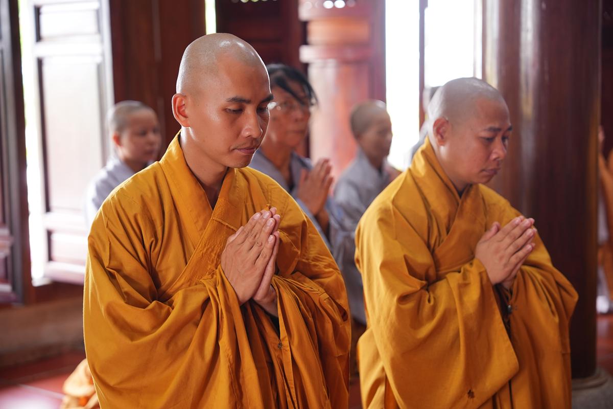 Hà Tĩnh: Chư Tôn đức Ban Trị sự GHPGVN tỉnh dâng hương bạch Phật, bạch Tổ và tri ân các anh hùng liệt sĩ trước thềm Đại hội đại biểu Phật giáo tỉnh lần thứ V插图30