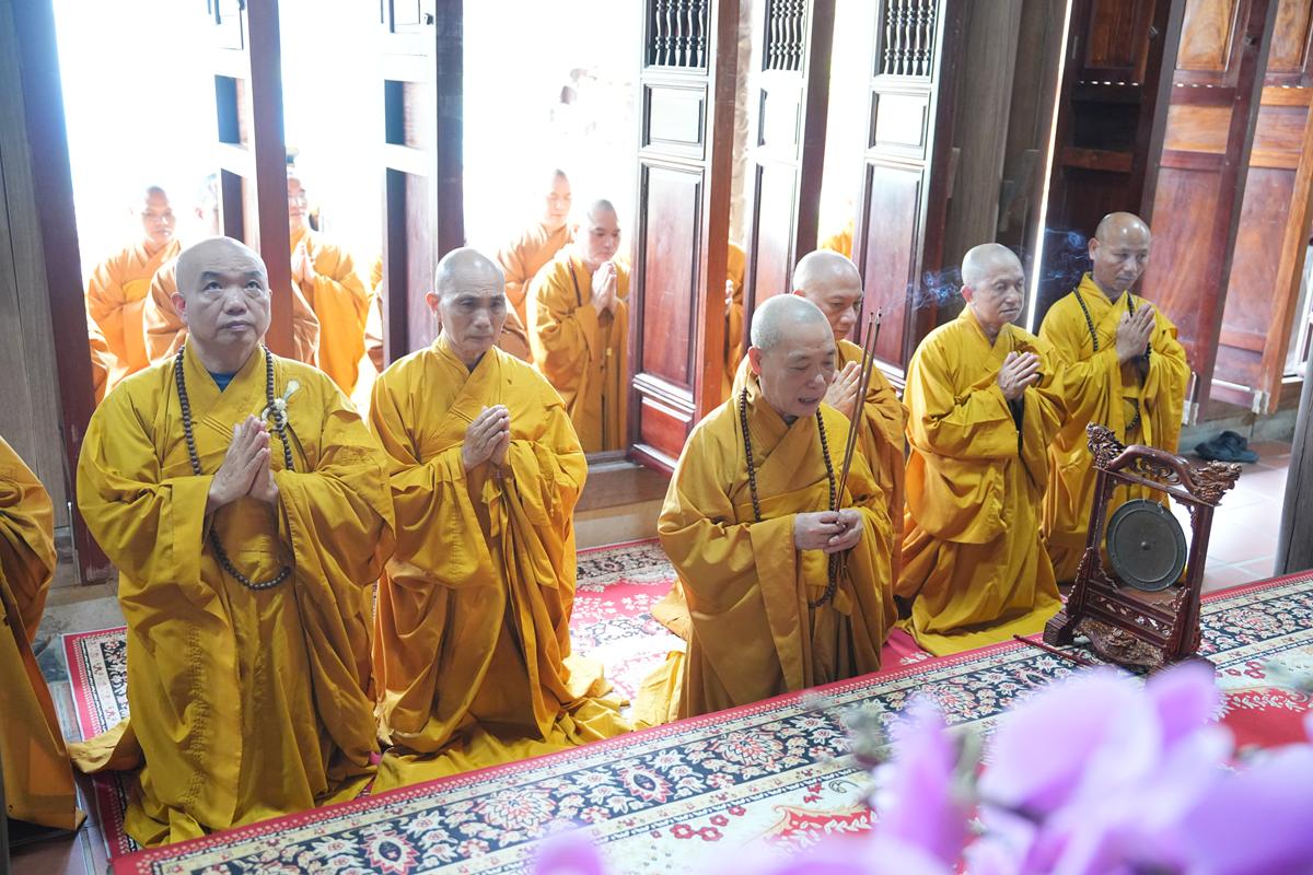 Hà Tĩnh: Chư Tôn đức Ban Trị sự GHPGVN tỉnh dâng hương bạch Phật, bạch Tổ và tri ân các anh hùng liệt sĩ trước thềm Đại hội đại biểu Phật giáo tỉnh lần thứ V插图3