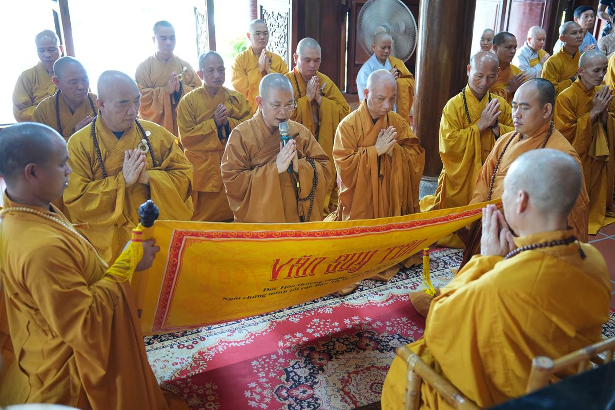 Hà Tĩnh: Chư Tôn đức Ban Trị sự GHPGVN tỉnh dâng hương bạch Phật, bạch Tổ và tri ân các anh hùng liệt sĩ trước thềm Đại hội đại biểu Phật giáo tỉnh lần thứ V插图31