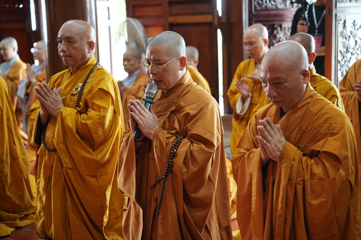 Hà Tĩnh: Chư Tôn đức Ban Trị sự GHPGVN tỉnh dâng hương bạch Phật, bạch Tổ và tri ân các anh hùng liệt sĩ trước thềm Đại hội đại biểu Phật giáo tỉnh lần thứ V插图35