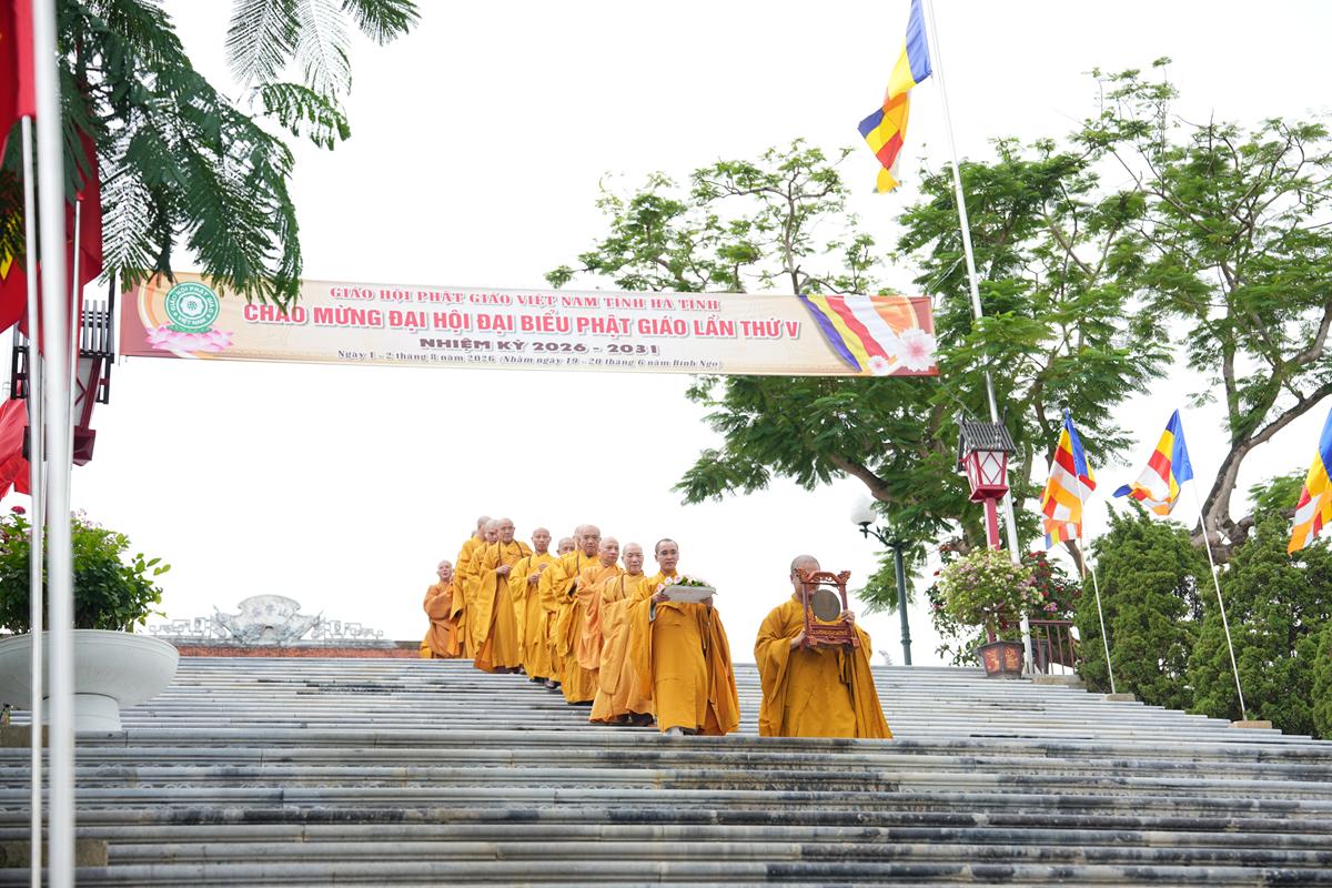 Hà Tĩnh: Chư Tôn đức Ban Trị sự GHPGVN tỉnh dâng hương bạch Phật, bạch Tổ và tri ân các anh hùng liệt sĩ trước thềm Đại hội đại biểu Phật giáo tỉnh lần thứ V插图39