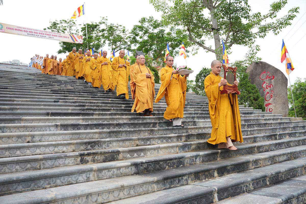 Hà Tĩnh: Chư Tôn đức Ban Trị sự GHPGVN tỉnh dâng hương bạch Phật, bạch Tổ và tri ân các anh hùng liệt sĩ trước thềm Đại hội đại biểu Phật giáo tỉnh lần thứ V插图40