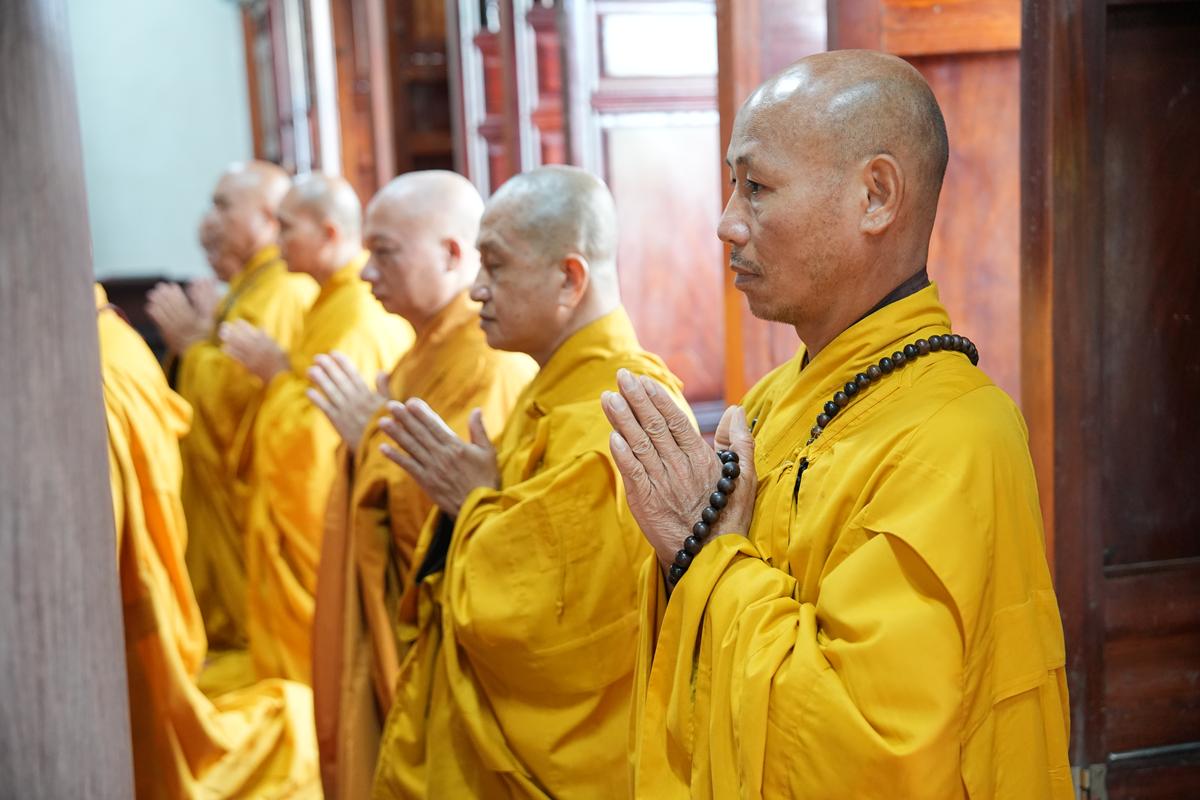 Hà Tĩnh: Chư Tôn đức Ban Trị sự GHPGVN tỉnh dâng hương bạch Phật, bạch Tổ và tri ân các anh hùng liệt sĩ trước thềm Đại hội đại biểu Phật giáo tỉnh lần thứ V插图4