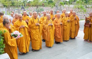 Hà Tĩnh: Chư Tôn đức Ban Trị sự GHPGVN tỉnh dâng hương bạch Phật, bạch Tổ và tri ân các anh hùng liệt sĩ trước thềm Đại hội đại biểu Phật giáo tỉnh lần thứ V