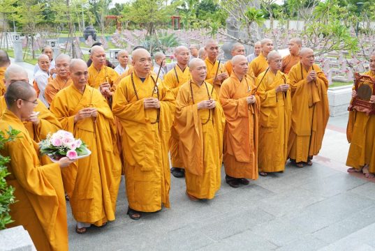 Hà Tĩnh: Chư Tôn đức Ban Trị sự GHPGVN tỉnh dâng hương bạch Phật, bạch Tổ và tri ân các anh hùng liệt sĩ trước thềm Đại hội đại biểu Phật giáo tỉnh lần thứ V
