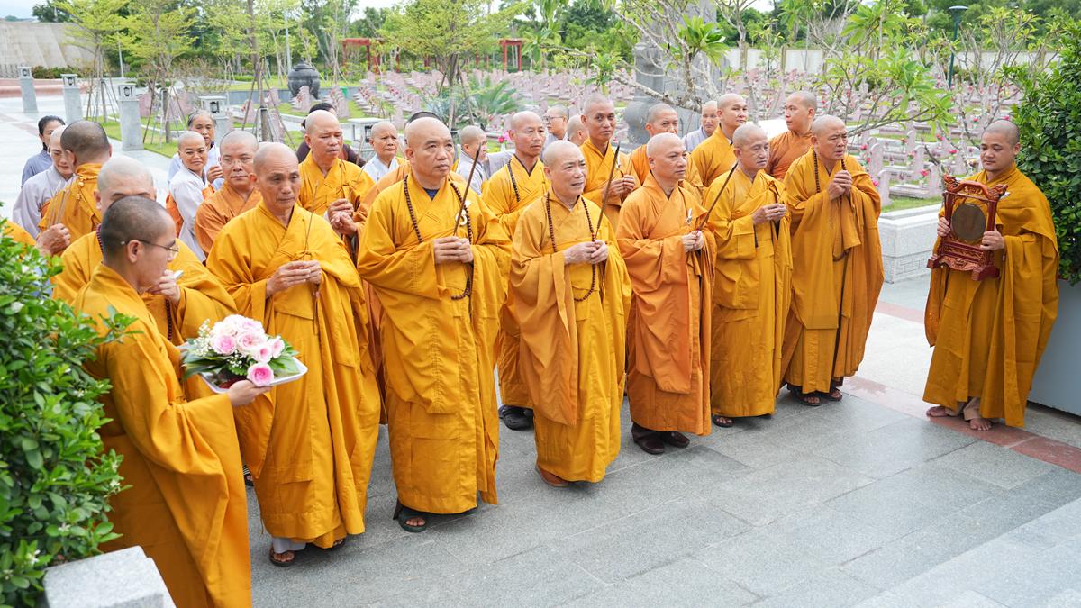 Hà Tĩnh: Chư Tôn đức Ban Trị sự GHPGVN tỉnh dâng hương bạch Phật, bạch Tổ và tri ân các anh hùng liệt sĩ trước thềm Đại hội đại biểu Phật giáo tỉnh lần thứ V插图53