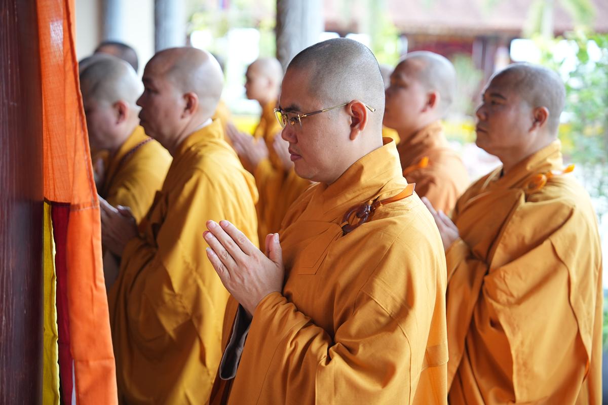 Hà Tĩnh: Chư Tôn đức Ban Trị sự GHPGVN tỉnh dâng hương bạch Phật, bạch Tổ và tri ân các anh hùng liệt sĩ trước thềm Đại hội đại biểu Phật giáo tỉnh lần thứ V插图5