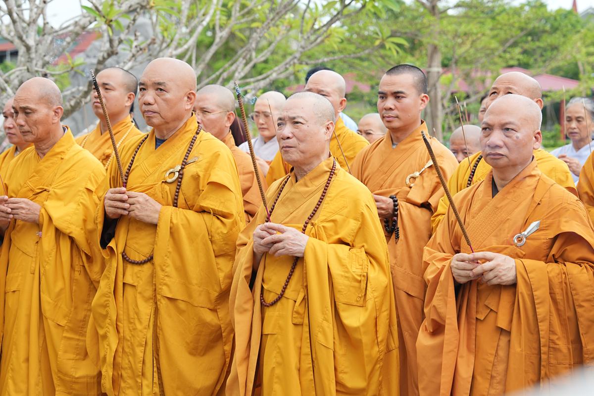 Hà Tĩnh: Chư Tôn đức Ban Trị sự GHPGVN tỉnh dâng hương bạch Phật, bạch Tổ và tri ân các anh hùng liệt sĩ trước thềm Đại hội đại biểu Phật giáo tỉnh lần thứ V插图54