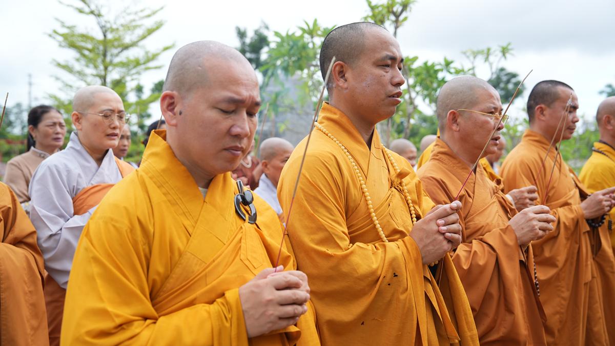 Hà Tĩnh: Chư Tôn đức Ban Trị sự GHPGVN tỉnh dâng hương bạch Phật, bạch Tổ và tri ân các anh hùng liệt sĩ trước thềm Đại hội đại biểu Phật giáo tỉnh lần thứ V插图55