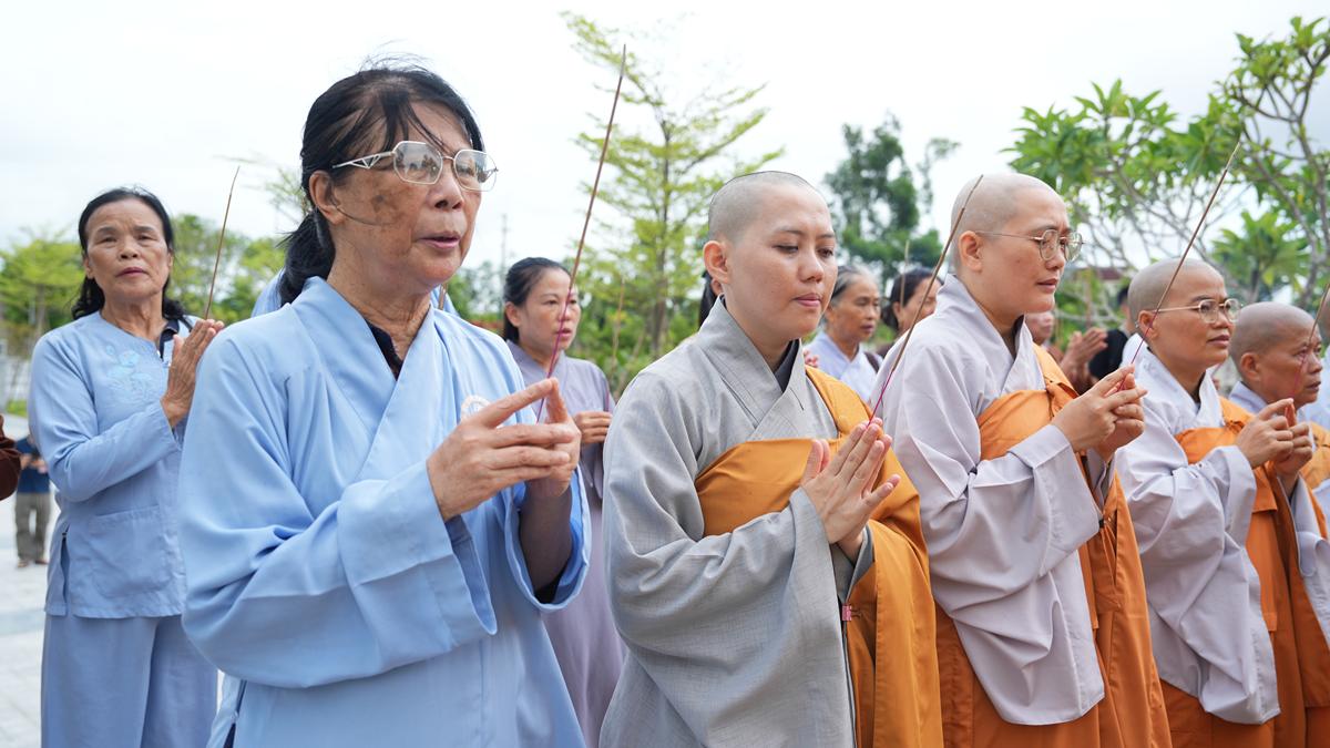 Hà Tĩnh: Chư Tôn đức Ban Trị sự GHPGVN tỉnh dâng hương bạch Phật, bạch Tổ và tri ân các anh hùng liệt sĩ trước thềm Đại hội đại biểu Phật giáo tỉnh lần thứ V插图56
