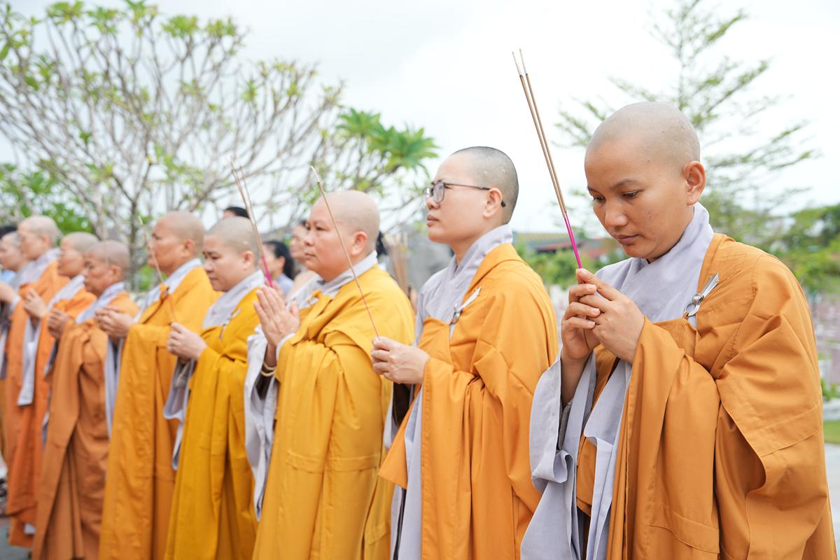 Hà Tĩnh: Chư Tôn đức Ban Trị sự GHPGVN tỉnh dâng hương bạch Phật, bạch Tổ và tri ân các anh hùng liệt sĩ trước thềm Đại hội đại biểu Phật giáo tỉnh lần thứ V插图57