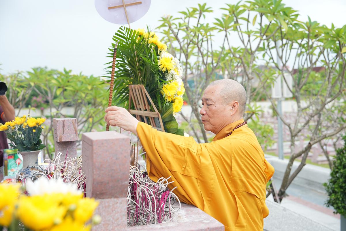 Hà Tĩnh: Chư Tôn đức Ban Trị sự GHPGVN tỉnh dâng hương bạch Phật, bạch Tổ và tri ân các anh hùng liệt sĩ trước thềm Đại hội đại biểu Phật giáo tỉnh lần thứ V插图61