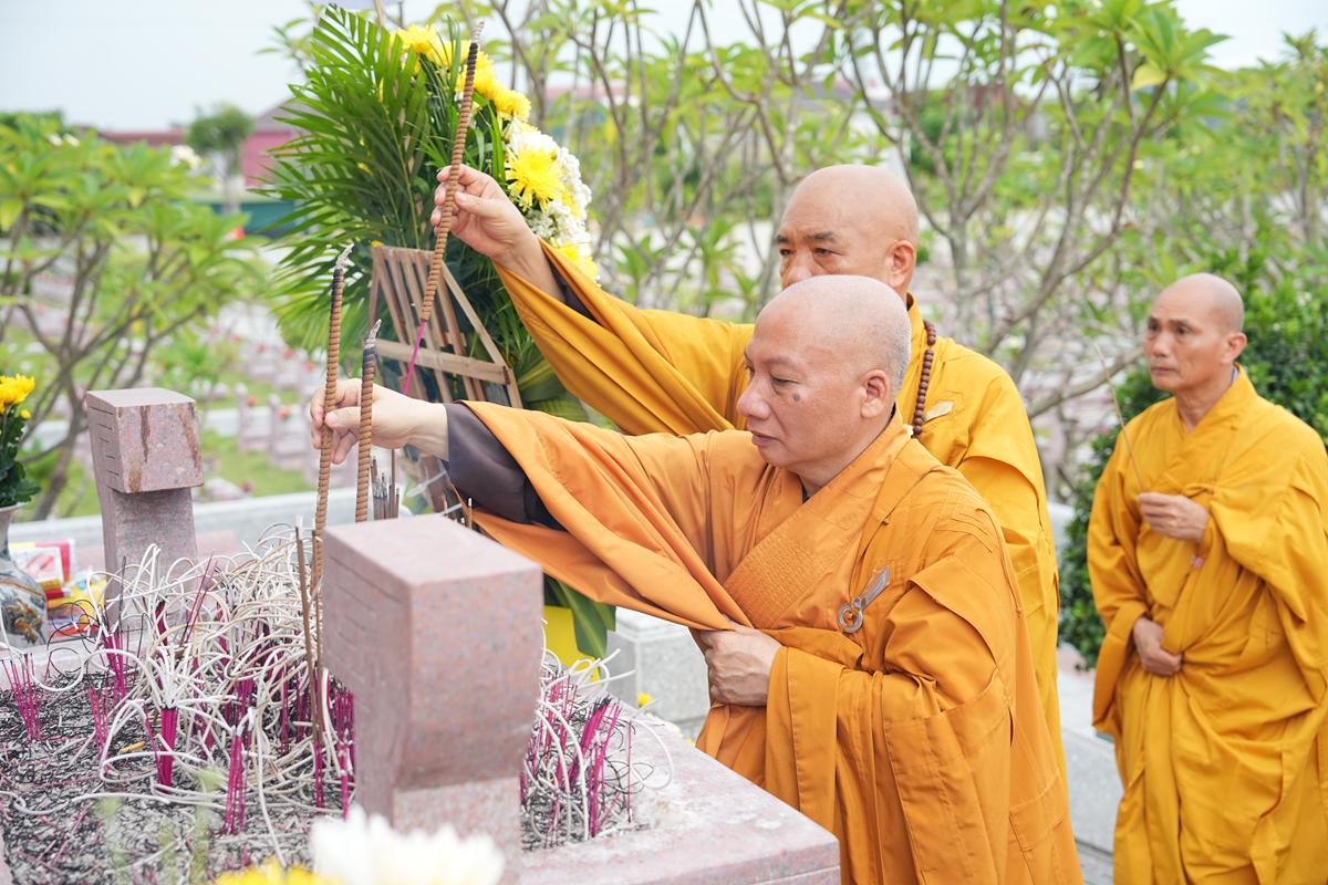 Hà Tĩnh: Chư Tôn đức Ban Trị sự GHPGVN tỉnh dâng hương bạch Phật, bạch Tổ và tri ân các anh hùng liệt sĩ trước thềm Đại hội đại biểu Phật giáo tỉnh lần thứ V插图62