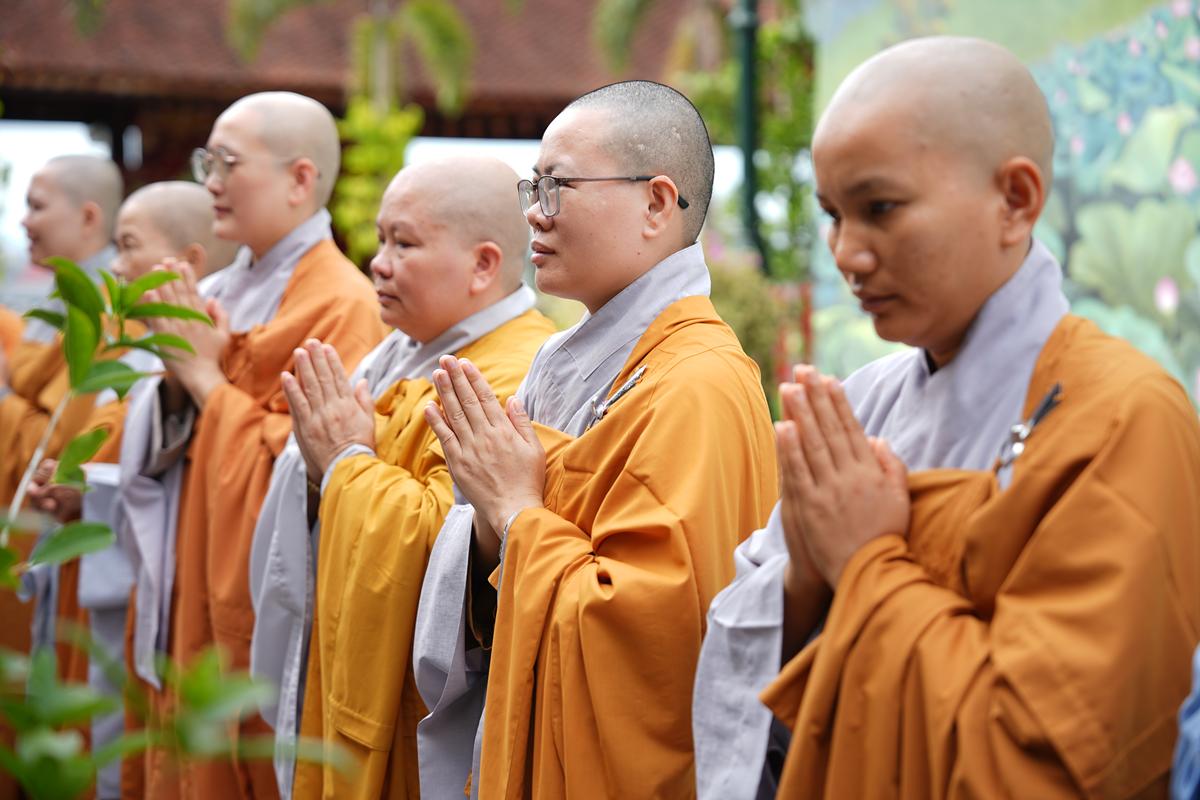 Hà Tĩnh: Chư Tôn đức Ban Trị sự GHPGVN tỉnh dâng hương bạch Phật, bạch Tổ và tri ân các anh hùng liệt sĩ trước thềm Đại hội đại biểu Phật giáo tỉnh lần thứ V插图6