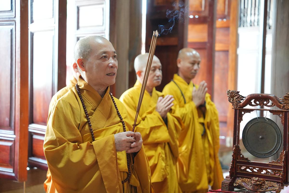 Hà Tĩnh: Chư Tôn đức Ban Trị sự GHPGVN tỉnh dâng hương bạch Phật, bạch Tổ và tri ân các anh hùng liệt sĩ trước thềm Đại hội đại biểu Phật giáo tỉnh lần thứ V插图7