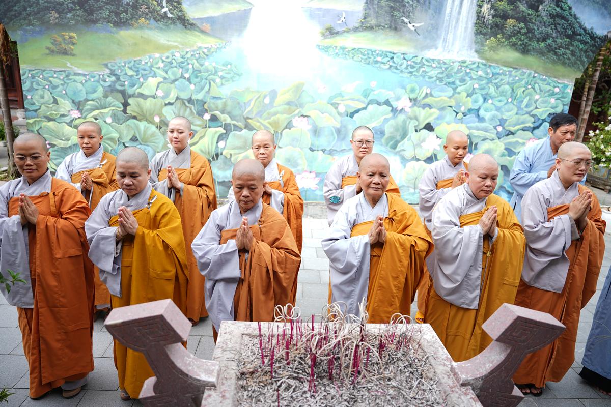 Hà Tĩnh: Chư Tôn đức Ban Trị sự GHPGVN tỉnh dâng hương bạch Phật, bạch Tổ và tri ân các anh hùng liệt sĩ trước thềm Đại hội đại biểu Phật giáo tỉnh lần thứ V插图8