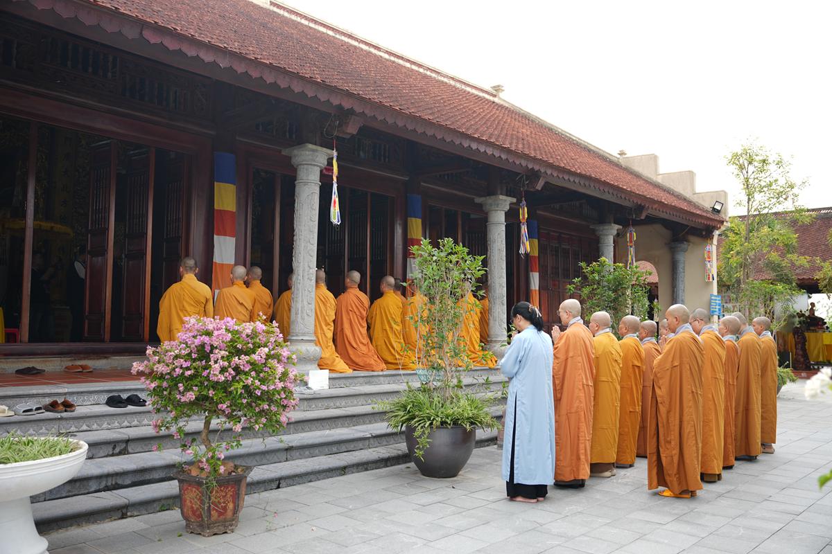 Hà Tĩnh: Chư Tôn đức Ban Trị sự GHPGVN tỉnh dâng hương bạch Phật, bạch Tổ và tri ân các anh hùng liệt sĩ trước thềm Đại hội đại biểu Phật giáo tỉnh lần thứ V插图9