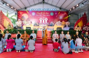 Hải Phòng: Xúc động lễ Bông Hồng cài áo và tri ân cha mẹ nhân mùa Vu Lan – Báo Hiếu tại chùa Hang (Đồ Sơn)